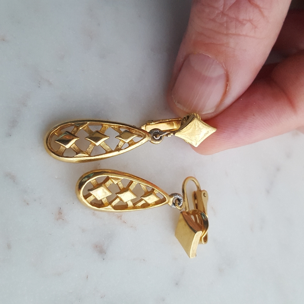 🌙Vtg Crown Trifari Clip On Earrings - Picture 7 of 10